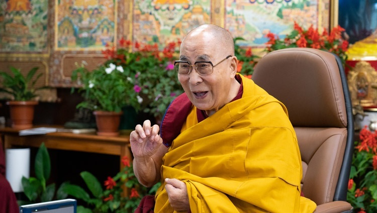 Его Святейшество Далай-лама шутит и смеется во время беседы со студентами и преподавателями Монмутского университета‎. Дхарамсала, штат Химачал-Прадеш, Индия. 22 сентября 2021 г. Фото: дост. Тензин Джампхел.