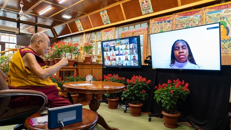 Во время беседы со студентами и преподавателями Монмутского университета‎ Его Святейшество Далай-лама отвечает на вопросы слушателей. Дхарамсала, штат Химачал-Прадеш, Индия. 22 сентября 2021 г. Фото: дост. Тензин Джампхел.