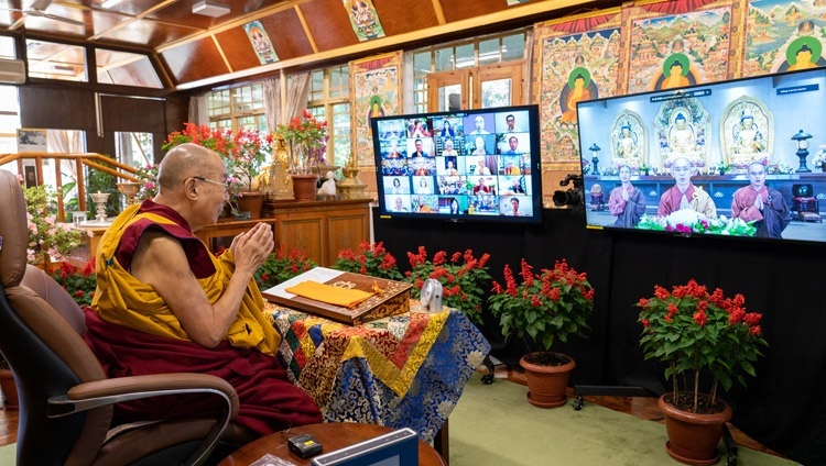 В начале первого дня онлайн-учений Его Святейшества Далай-ламы по сочинению Чже Цонкапы «Восхваление взаимозависимого происхождения» монахи в Тайване читают «Сутру сердца» на китайском языке. Дхарамсала, штат Химачал-Прадеш, Индия. 9 октября 2021 г. Фото: дост. Тензин Джампхел.