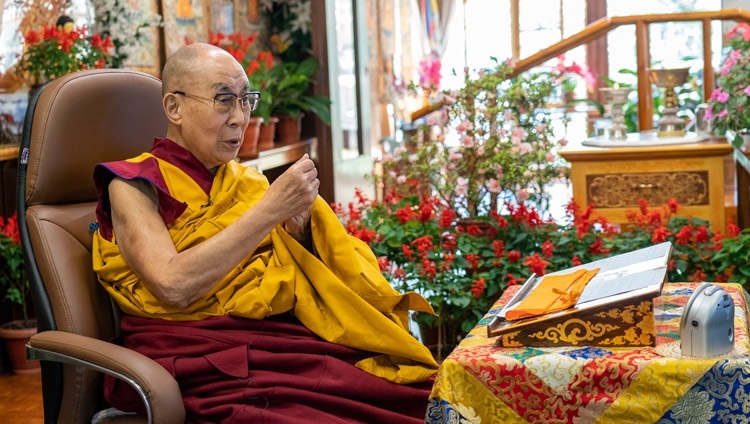 Его Святейшество Далай-лама обращается к слушателям в начале первого дня онлайн-учений по сочинению Чже Цонкапы «Восхваление взаимозависимого происхождения». Дхарамсала, штат Химачал-Прадеш, Индия. 9 октября 2021 г. Фото: дост. Тензин Джампхел.