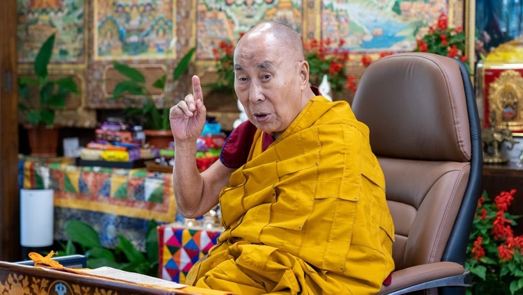 Его Святейшество Далай-лама во время первого дня онлайн-учений по сочинению Чже Цонкапы «Восхваление взаимозависимого происхождения». Дхарамсала, штат Химачал-Прадеш, Индия. 9 октября 2021 г. Фото: дост. Тензин Джампхел.