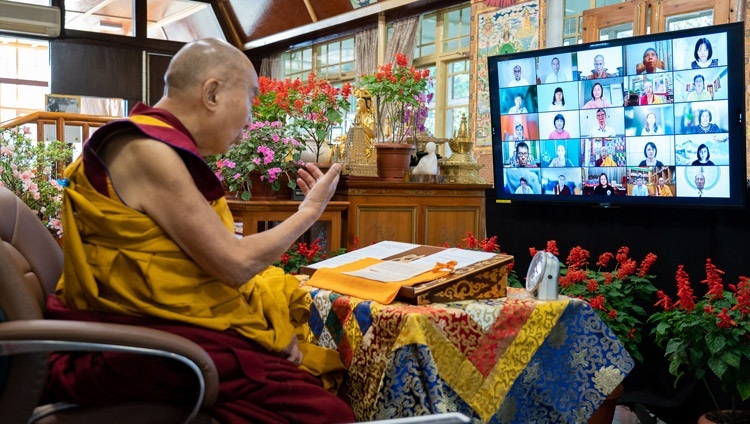 Его Святейшество Далай-лама дарует комментарий к сочинению Чже Цонкапы «Восхваление взаимозависимого происхождения». Дхарамсала, штат Химачал-Прадеш, Индия. 9 октября 2021 г. Фото: дост. Тензин Джампхел.