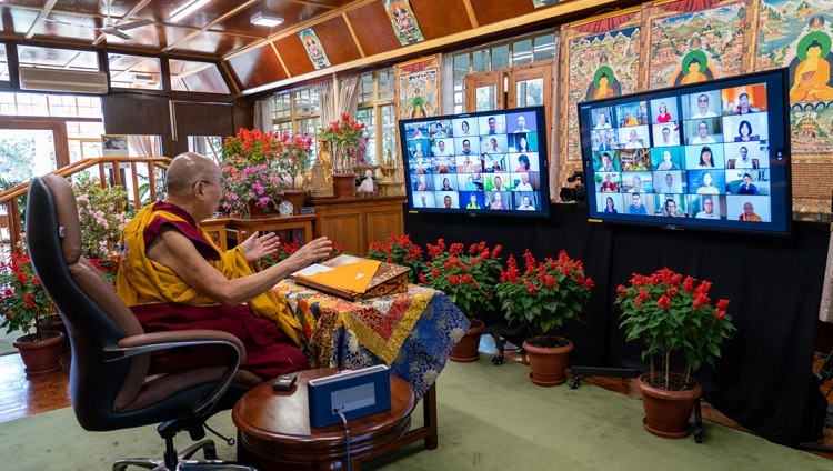 Его Святейшество Далай-лама обращается к слушателям во время второго дня онлайн-учений по сочинению Чже Цонкапы «Восхваление взаимозависимого происхождения». Дхарамсала, штат Химачал-Прадеш, Индия. 10 октября 2021 г. Фото: дост. Тензин Джампхел.
