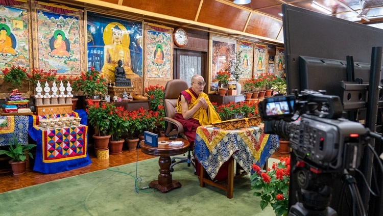 Его Святейшество Далай-лама во время второго дня онлайн-учений по сочинению Чже Цонкапы «Восхваление взаимозависимого происхождения». Дхарамсала, штат Химачал-Прадеш, Индия. 10 октября 2021 г. Фото: дост. Тензин Джампхел.