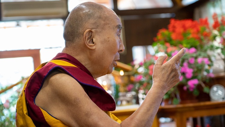 Его Святейшество Далай-лама отвечает на вопросы во время второго дня онлайн-учений по сочинению Чже Цонкапы «Восхваление взаимозависимого происхождения». Дхарамсала, штат Химачал-Прадеш, Индия. 10 октября 2021 г. Фото: дост. Тензин Джампхел.