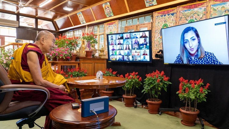 Муборак Мукими из Таджикистана задает вопрос Его Святейшеству Далай-ламе во время первого дня двухдневной онлайн-беседы на тему «Сострадание, образование и равенство». Дхарамсала, штат Химачал-Прадеш, Индия. 14 октября 2021 г. Фото: дост. Тензин Джампхел.