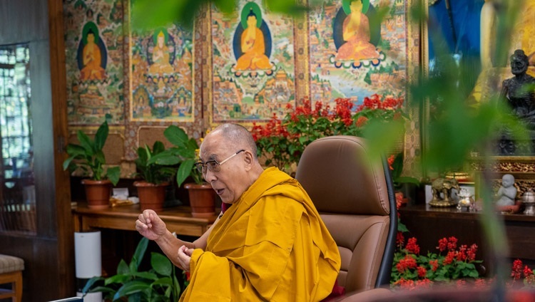 Его Святейшество Далай-лама отвечает на вопросы во время первого дня двухдневной онлайн-беседы на тему «Сострадание, образование и равенство». Дхарамсала, штат Химачал-Прадеш, Индия. 14 октября 2021 г. Фото: дост. Тензин Джампхел.