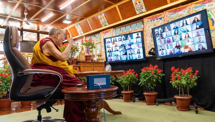Его Святейшество Далай-лама обращается к молодым миротворцам во время второго дня двухдневной онлайн-беседы на тему «Сострадание, образование и равенство». Дхарамсала, штат Химачал-Прадеш, Индия. 15 октября 2021 г. Фото: дост. Тензин Джампхел.