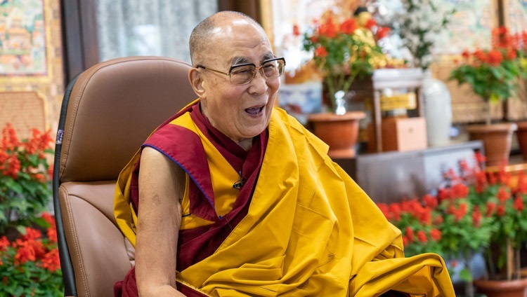 Его Святейшество Далай-лама смеется над шуткой во время второго дня двухдневной онлайн-беседы на тему «Сострадание, образование и равенство». Дхарамсала, штат Химачал-Прадеш, Индия. 15 октября 2021 г. Фото: дост. Тензин Джампхел.