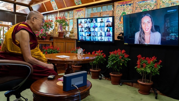Одна из слушательниц задает вопрос Его Святейшеству Далай-ламе во время второго дня двухдневной онлайн-беседы на тему «Сострадание, образование и равенство». Дхарамсала, штат Химачал-Прадеш, Индия. 15 октября 2021 г. Фото: дост. Тензин Джампхел.