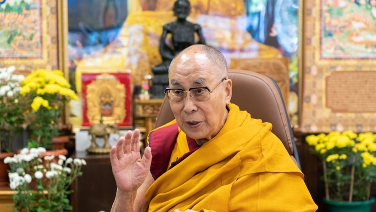 Его Святейшество Далай-лама принимает участие в беседе о воспитании сострадания и достоинства в школах. Дхарамсала, штат Химачал-Прадеш, Индия. 26 октября 2021 г. Фото: дост. Тензин Джампхел.