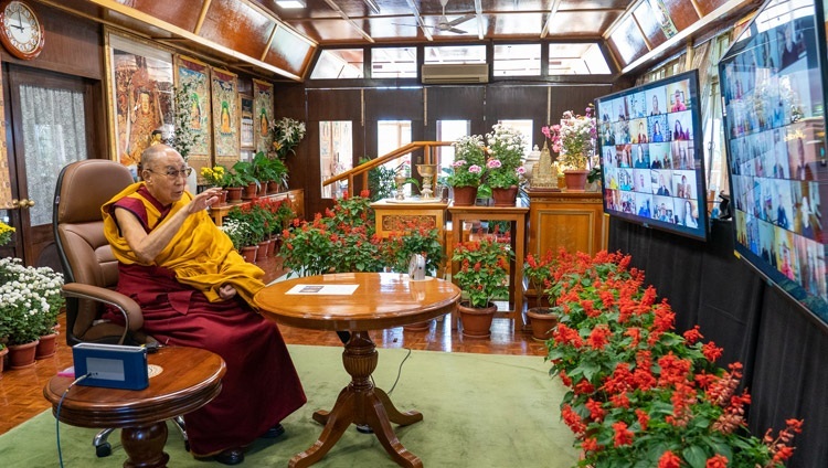 Его Святейшество Далай-лама обращается к слушателям во время беседы о воспитании сострадания и достоинства в школах. Дхарамсала, штат Химачал-Прадеш, Индия. 26 октября 2021 г. Фото: дост. Тензин Джампхел.