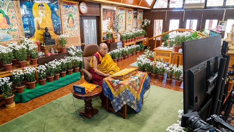 Его Святейшество Далай-лама во время первого дня учений для буддистов России. Дхарамсала, штат Химачал-Прадеш, Индия. 4 ноября 2021 г. Фото: дост. Тензин Джампхел. 
