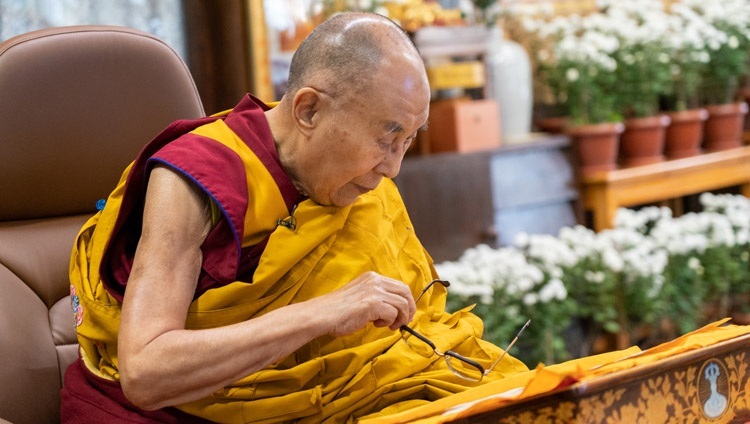 Во время первого дня учений для буддистов России Его Святейшество Далай-лама читает строфы трактата Майтреи «Украшение махаянских сутр». Дхарамсала, штат Химачал-Прадеш, Индия. 4 ноября 2021 г. Фото: дост. Тензин Джампхел.
