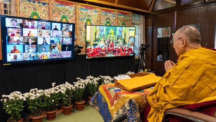 В начале второго дня учений для буддистов России Его Святейшество Далай-лама слушает, как в дацане «Гунзэчойнэй» в Санкт-Петербурге читают «Сутру сердца» на русском языке. Дхарамсала, штат Химачал-Прадеш, Индия. 5 ноября 2021 г. Фото: дост. Тензин Джампхел.