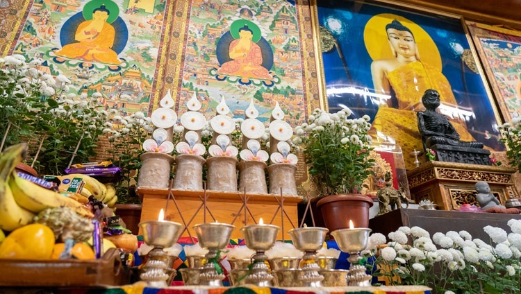 Подношения, расставленные на алтаре позади Его Святейшества Далай-ламы, во время второго дня учений для буддистов России. Дхарамсала, штат Химачал-Прадеш, Индия. 5 ноября 2021 г. Фото: дост. Тензин Джампхел.