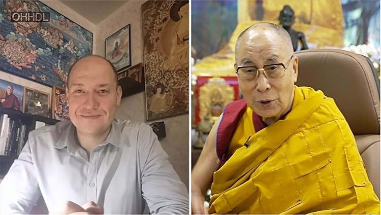 Во время первого дня учений для буддистов России Его Святейшество Далай-лама отвечает на вопросы слушателей. Дхарамсала, штат Химачал-Прадеш, Индия. 4 ноября 2021 г.