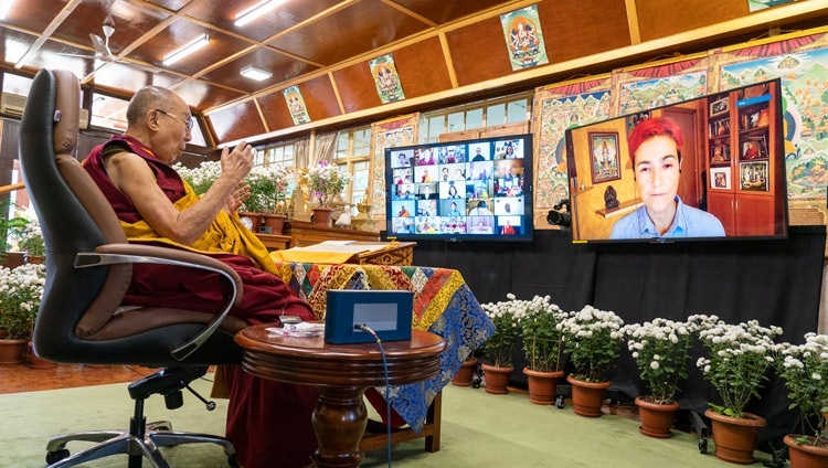 Во время второго дня учений для буддистов России Его Святейшество Далай-лама отвечает на вопросы слушателей. Дхарамсала, штат Химачал-Прадеш, Индия. 5 ноября 2021 г. Фото: дост. Тензин Джампхел.