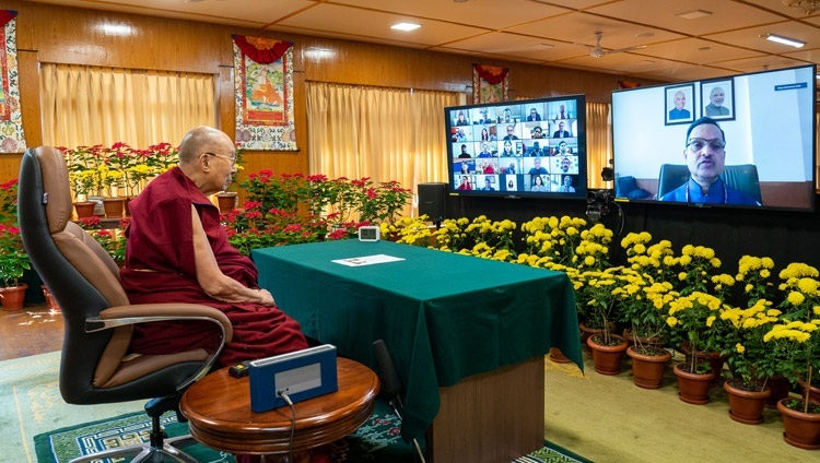 В начале лекции о сострадании и любви Его Святейшество Далай-ламу приветствует Исполнительный директор индийского Национального института по борьбе со стихийными бедствиями генерал-майор Манодж Кумар Биндал. 17 ноября 2021 г. Фото: дост. Тензин Джампхел.
