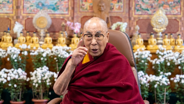 Его Святейшество Далай-лама обращается к слушателям во время лекции о сострадании и любви, организованной индийским Национальным институтом по борьбе со стихийными бедствиями. Дхарамсала, штат Химачал-Прадеш, Индия. 17 ноября 2021 г. Фото: дост. Тензин Джампхел.