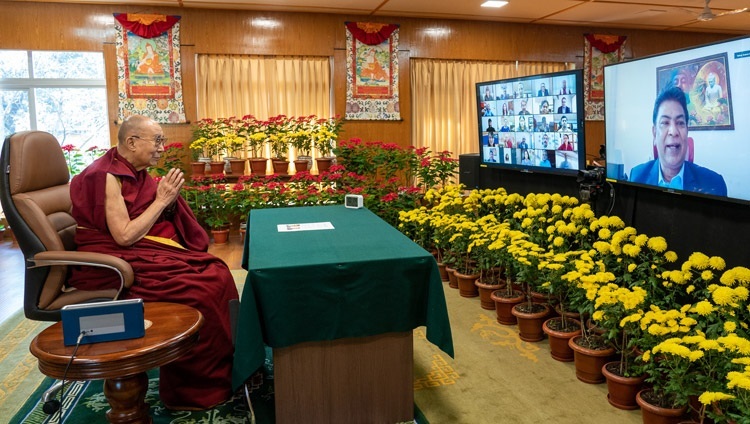 Ведущий сессии вопросов и ответов профессор Сантош Кумар благодарит Его Святейшество Далай-ламу за лекцию о сострадании и любви. 17 ноября 2021 г. Фото: дост. Тензин Джампхел.