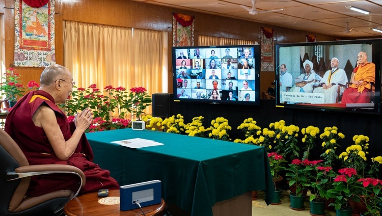 По завершении лекции о воспитании сердца в новом тысячелетии Его Святейшество Далай-лама смотрит видеоролик о своих четырех предыдущих визитах в Бразилию. Дхарамсала, штат Химачал-Прадеш, Индия. 24 ноября 2021 г. Фото: дост. Тензин Джампхел.