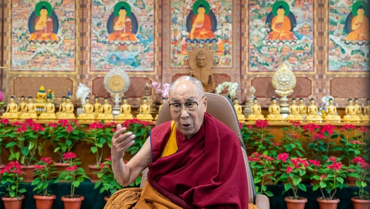 Его Святейшество Далай-лама обращается к отцу Лоренсу Фримену во время диалога на тему «Единое сознание: один ум и одно сердце». Дхарамсала, штат Химачал-Прадеш, Индия. 1 декабря 2021 г. Фото: дост. Тензин Джампхел.