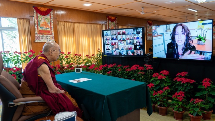 Его Святейшество Далай-лама слушает обращение профессора Элиссы Эпель, медицинского психолога и заместителя заведующего кафедрой психиатрии Калифорнийского университета в Сан-Франциско. Дхарамсала, штат Химачал-Прадеш, Индия. 8 декабря 2021 г. Фото: дост. Тензин Джампхел.
