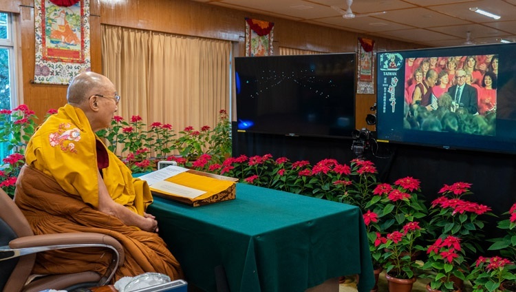 Его Святейшество Далай-лама смотрит видеоролик с церемонии вручения ему Нобелевской премии мира в Осло в 1989 году. Дхарамсала, штат Химачал-Прадеш, Индия. 11 декабря 2021 г. Фото: дост. Тензин Джампхел.