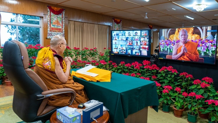 Главный настоятель храма «Ват Па» в Бодхгайе достопочтенный Прабодхинандхамуни произносит вступительное слово в начале первого дня учений Его Святейшества Далай-ламы по Махасатипаттхана-сутте. 17 декабря 2021 г. Фото: дост. Тензин Джампхел.