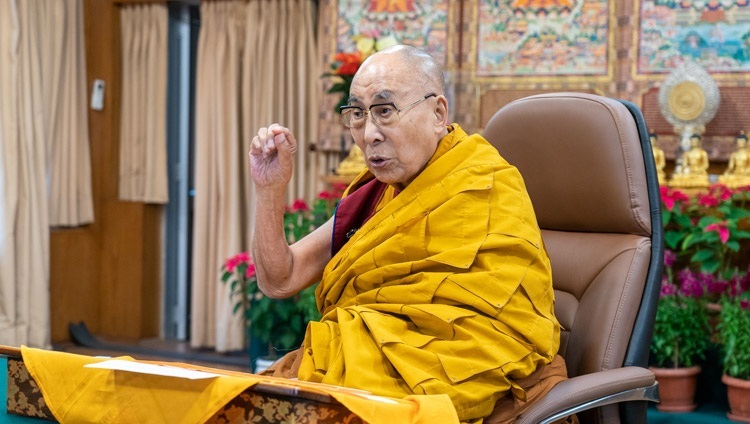 Его Святейшество Далай-лама обращается к слушателям во время первого дня учений по Махасатипаттхана-сутте. Дхарамсала, штат Химачал-Прадеш, Индия. 17 декабря 2021 г. Фото: дост. Тензин Джампхел.