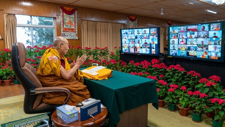 Его Святейшество Далай-лама дарует учения по Махасатипаттхана-сутте буддистам из Южной и Юго-Восточной Азии. Дхарамсала, штат Химачал-Прадеш, Индия. 17 декабря 2021 г. Фото: дост. Тензин Джампхел.