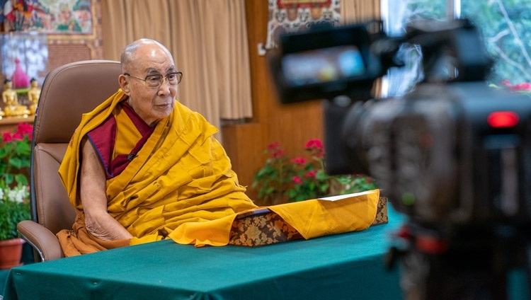 Его Святейшество Далай-лама во время первого дня учений по Махасатипаттхана-сутте. Дхарамсала, штат Химачал-Прадеш, Индия. 17 декабря 2021 г. Фото: дост. Тензин Джампхел.