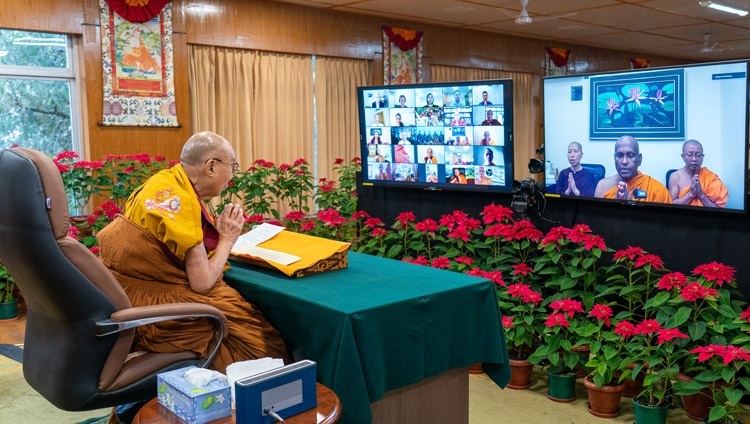 Члены Буддийского совета Тхеравады в Малайзии возносят благоприятствующие молитвы в начале второго дня учений Его Святейшества Далай-ламы по Махасатипаттхана-сутте. Дхарамсала, штат Химачал-Прадеш, Индия. 18 декабря 2021 г. Фото: дост. Тензин Джампхел.