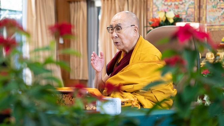 Его Святейшество Далай-лама дарует учения по Махасатипаттхана-сутте буддистам из Южной и Юго-Восточной Азии. Дхарамсала, штат Химачал-Прадеш, Индия. 18 декабря 2021 г. Фото: дост. Тензин Джампхел.