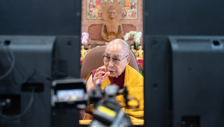 Его Святейшество Далай-лама обращается к слушателям во время второго дня учений по Махасатипаттхана-сутте. Дхарамсала, штат Химачал-Прадеш, Индия. 18 декабря 2021 г. Фото: дост. Тензин Джампхел.
