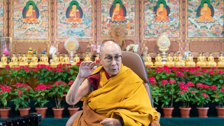 Его Святейшество Далай-лама обращается к слушателям во время лекции на тему «Как смотреть в лицо невзгодам с состраданием и мудростью». Дхарамсала, штат Химачал-Прадеш, Индия. 23 декабря 2021 г. Фото: дост. Тензин Джампхел.