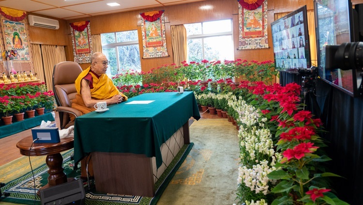 Его Святейшество Далай-лама обращается к слушателям во время лекции, организованной Индийским институтом менеджмента в Рохтаке. Дхарамсала, штат Химачал-Прадеш, Индия. 23 декабря 2021 г. Фото: дост. Тензин Джампхел.