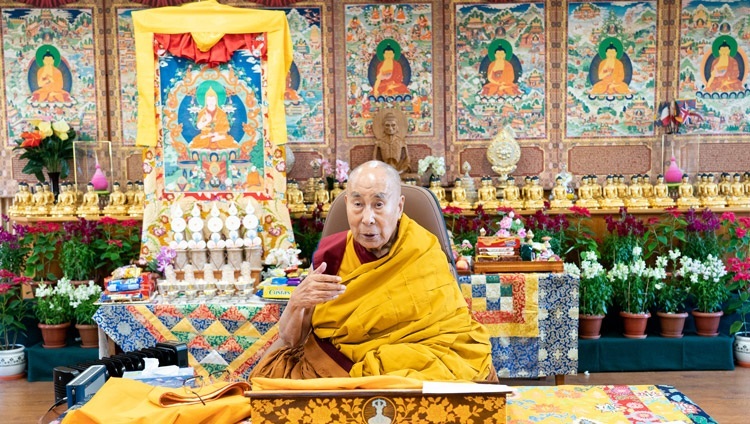 Его Святейшество Далай-лама обращается к слушателям во время учения, приуроченного к годовщине паринирваны Чже Цонкапы. Дхарамсала, штат Химачал-Прадеш, Индия. 29 декабря 2021 г. Фото: дост. Тензин Джампхел.