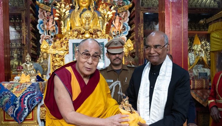Его Святейшество Далай-лама и президент Индии Рам Натх Ковинд (в то время губернатор Бихара). Бодхгая, штат Бихар, Индия. 9 января 2017 г. Фото: Тензин Чойджор (офис ЕСДЛ).