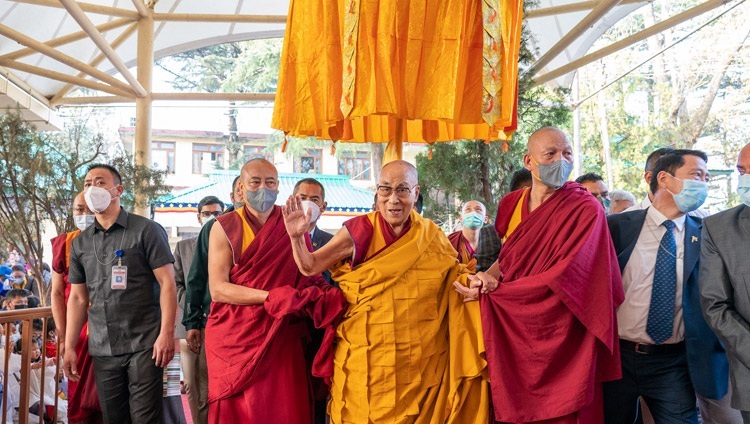 Проходя по двору главного тибетского храма, Его Святейшество Далай-лама приветствует собравшихся. Дхарамсала, штат Химачал-Прадеш, Индия. 18 марта 2022 г. Фото: дост. Тензин Джампхел.