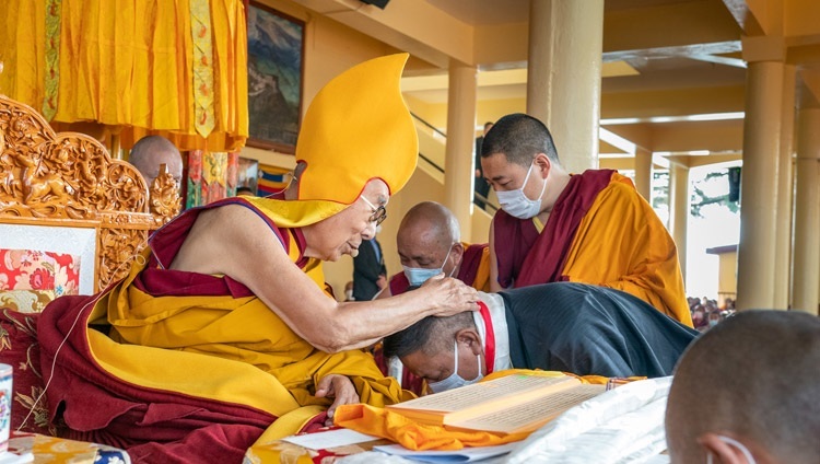 Президент Центральной тибетской администрации (сикьонг) Пенпа Церинг после подношения мандалы Его Святейшеству Далай-ламе. Дхарамсала, штат Химачал-Прадеш, Индия. 18 марта 2022 г. Фото: дост. Тензин Джампхел.