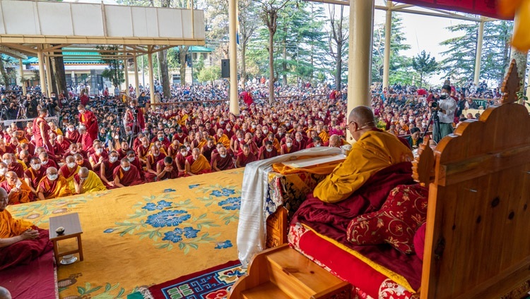 Его Святейшество Далай-лама обращается к собравшимся на учение во дворе главного тибетского храма. Дхарамсала, штат Химачал-Прадеш, Индия. 18 марта 2022 г. Фото: дост. Тензин Джампхел.