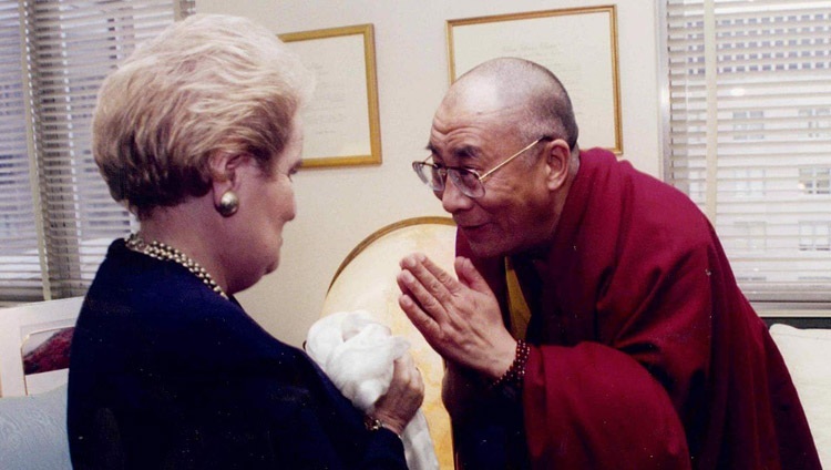 Его Святейшество Далай-лама и бывший государственный секретарь США Мадлен Олбрайт.