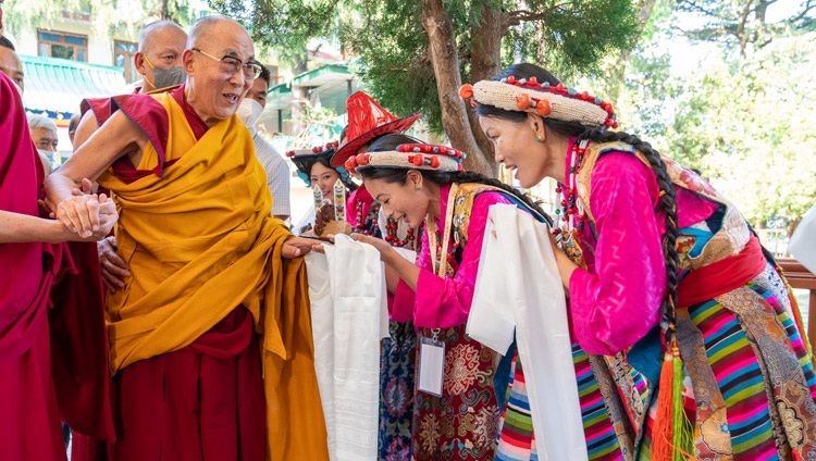 Артисты Тибетского института исполнительских искусств приветствуют Его Святейшество Далай-ламу, прибывшего на встречу с участниками 25-го тибетского оперного фестиваля «Шотон» и конференции «Срединный путь». Дхарамсала, штат Химачал-Прадеш, Индия. 7 апреля 2022 г. Фото: Тензин Чойджор (офис ЕСДЛ).