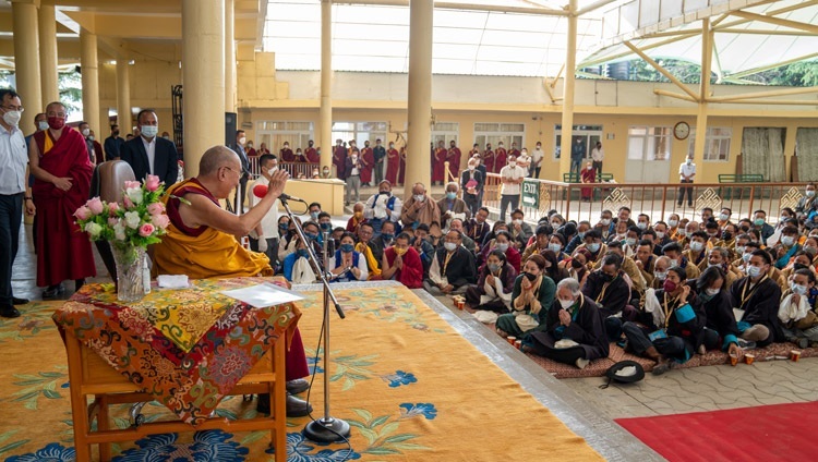 Его Святейшество Далай-лама дарует заключительные наставления участникам 25-го тибетского оперного фестиваля «Шотон» и конференции «Срединный путь» по завершении встречи, организованной во дворе главного тибетского храма. Дхарамсала, штат Химачал-Прадеш, Индия. 7 апреля 2022 г. Фото: Тензин Чойджор (офис ЕСДЛ).