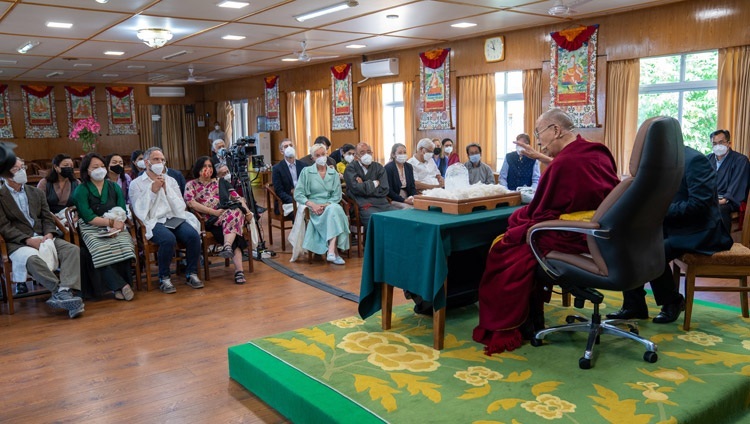 Его Святейшество Далай-лама отвечает на вопросы во время встречи с участниками конференции «Диалог во имя нашего будущего». Дхарамсала, штат Химачал-Прадеш, Индия. 22 апреля 2022 г. Фото: Тензин Чойджор (офис ЕСДЛ).