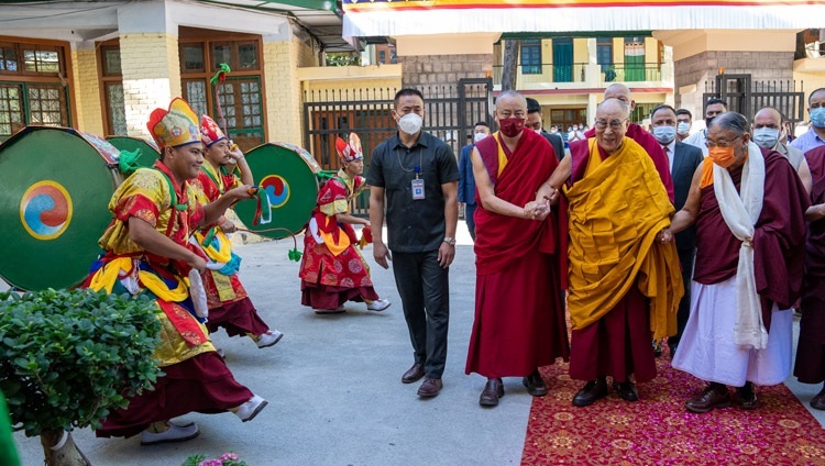 Его Святейшество Далай-ламу провожают в главный тибетский храм на церемонию подношения молебна о долгой жизни, организованную последователями школы сакья. Дхарамсала, штат Химачал-Прадеш, Индия. 25 мая 2022 г. Фото: Тензин Чойджор (офис ЕСДЛ).