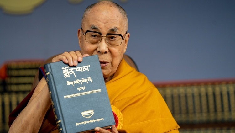 Его Святейшество Далай-лама держит том Большого тибетского словаря «Монлам». Дхарамсала, штат Химачал-Прадеш, Индия. 27 мая 2022 г. Фото: Тензин Чойджор (офис ЕСДЛ).