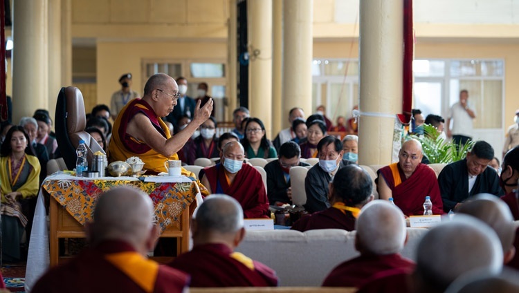 Его Святейшество Далай-лама обращается к собравшимся во время презентации Большого тибетского словаря «Монлам». Дхарамсала, штат Химачал-Прадеш, Индия. 27 мая 2022 г. Фото: Тензин Чойджор (офис ЕСДЛ).